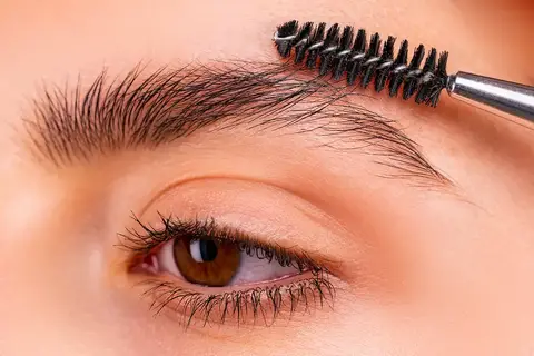 چگونه ابروهای طبیعی داشته باشیم؟ + معرفی انواع روغن برای رشد ابرو